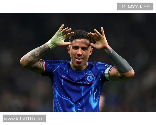 足球明星恩佐精彩瞬间挂图展示他的辉煌成就与球场魅力 足球明星恩佐精彩瞬间挂图展示他的辉煌成就与球场魅力