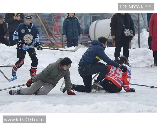 雪中奔跑的足球明星们在寒冷天气中坚持锻炼展现不屈精神